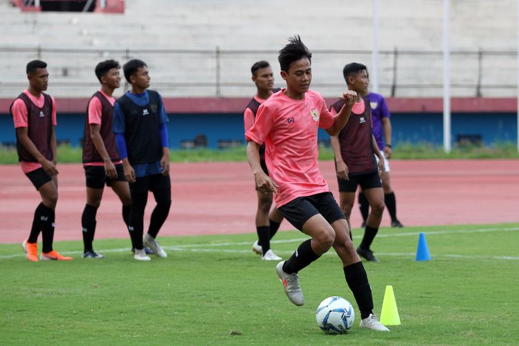 Pemain Timnas Indonesia U-16 latihan untuk persiapan AFC Cup U-16 bulan September mendatang di Stadion Gelora Delta Sidoarjo, Jawa Timur, Jumat (17/01/2020) sore.