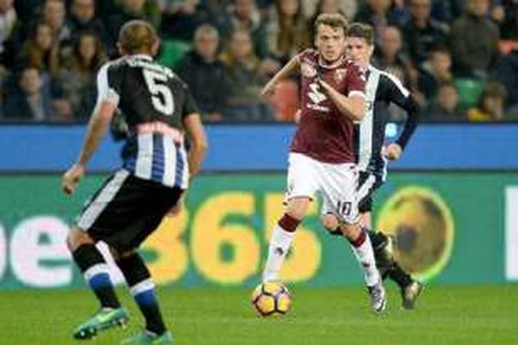 Pemain Torino, Adem Ljajic (tengah), tampil dalam laga Serie A kontra Udinese, di Stadion Friuli, Senin (31/10/2016).