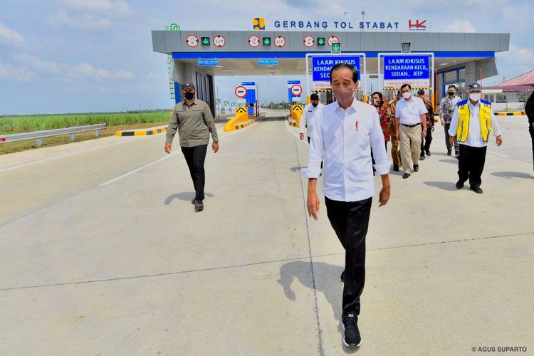 Presiden Joko Widodo didampingi sejumlah menteri dan pejaat setempat berjalan di lokasi peresmian Jalan Tol Trans Sumatera (JTTS)  seksi I Binjai-Pangkalan Brandan ruas Binjai-Stabat di Langkat, Sumatera Utara, Jumat (4/2/2022). Presiden Joko Widodo meresmikan Jalan Tol Binjai-Stabat sepanjang 11,8 km yang merupakan bagian dari Jalan Tol Trans Sumatera yang menghubungkan Provinsi Lampung hingga Provinsi Aceh.