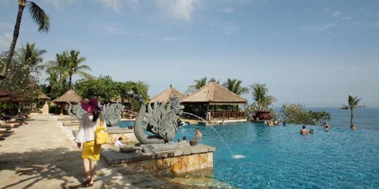 Wisatawan menikmati liburan di Ayana Resort and Spa, Jimbaran, Bali, Sabtu (22/6/2013). Bisnis penginapan di kawasan wisata pantai masih menjanjikan karena di sejumlah kawasan pantai di Bali seperti Kuta, Seminyak, Jimbaran, Nusa Dua dan Tanjung Benoa masih menarik wisatawan baik domestik maupun mancanegara.