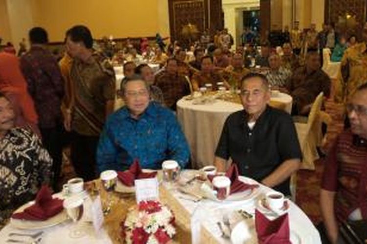 Mantan Presiden Susilo Bambang Yudhoyono berbincang dengan Menteri Pertahanan Ryamizard Ryacuddu saat reuni Akabri angkatan 1973 di Grand Ballroom Balai Kartini, Jumat (7/11/2014).