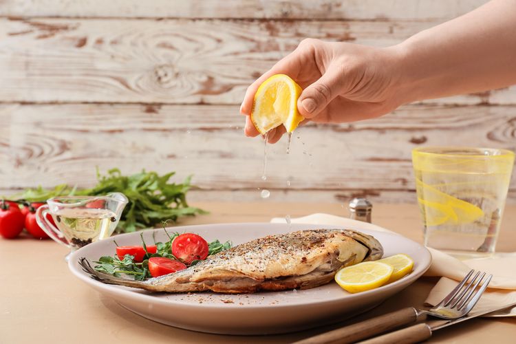 Perasan lemon dipakai untuk memasak ikan, bukan membersihkan ikan.