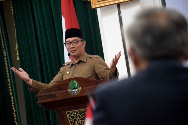 Gubernur Jawa Barat Ridwan Kamil saat memberikan penghargaan kepada 20 sekolah TK, SD, SMP, SMA/SMK dalam rangka Lomba Sekolah Sehat Tingkat Provinsi Jawa Barat 2018 di Aula Timur Gedung Sate, Jalan Diponegoro, Kota Bandung, Kamis (11/4/19).