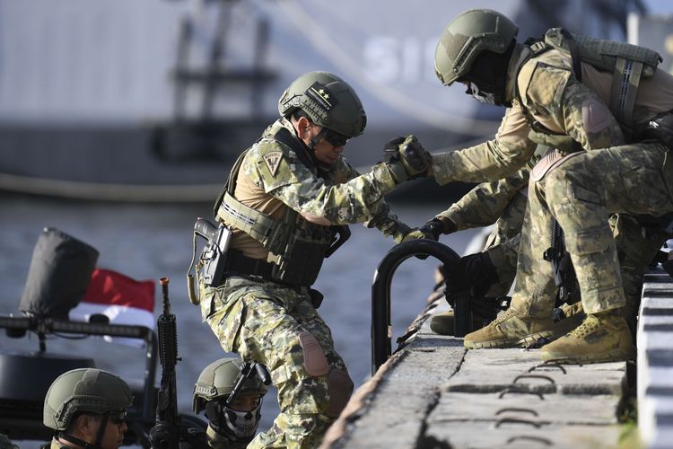 Pangkoarmada III Laksamana Muda TNI Agus Hariadi (kiri) berusaha menaiki daratan saat merebut daerah musuh dalam rangkaian Penyematan Brevet Kehormatan Manusia Katak di Dermaga Pondok Dayung Koarmada I, Tanjung Priok, Jakarta, Jumat (31/3/2023). Dalam HUT ke-61 Kopaska TNI AL menyematkan brevet kehormatan manusia katak kepada Asops Kasal Laksamana Muda TNI Denih Hendrata, Deputi Bidang Pengkajian dan Penginderaan Setjen Wantanas Laksamana Muda TNI T.S.N.B Hutabarat, Pangkoarmada I Laksamana Muda TNI Erwin S. Aldedarma, dan Pangkoarmada III Laksamana Muda TNI Agus Hariadi.