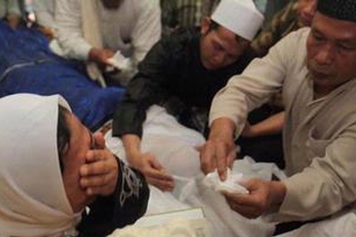 Istri Dai Sejuta Umat KH Zainuddin MZ, Kholilah, menangisi jenazah suaminya sebelum dimakamkan di halaman Masjid Fajrul Islam di kawasan Gandaria, Jakarta, Selasa (5/7). KH Zainuddin MZ meninggal Selasa (5/7) sekitara pukul 09.20 pada usia 60 tahun. 