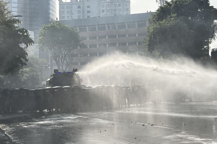 Suasana demonstrasi aksi solidaritas ojol Affan Kurniawan saat kepolisian menyemprotkan water Canon dan maju menghadang massa di depan Gedung Grahadi, Surabaya, Jumat (29/8/2025).
