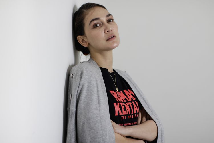 Artis peran Luna Maya berkunjung ke Kantor Redaksi Kompas.com untuk promo film Rumah Kentang: The Beginning, Kamis (7/11/2019). 