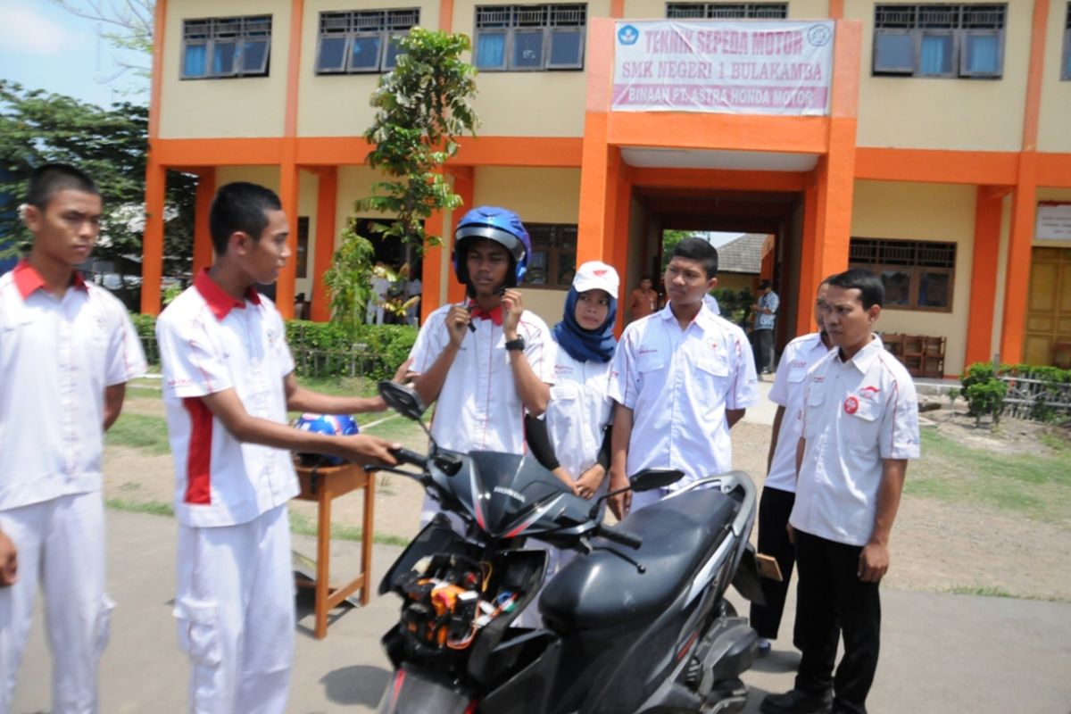 Helm pintar ciptaan SMK Bulakamba 1 Jawa Tengah.