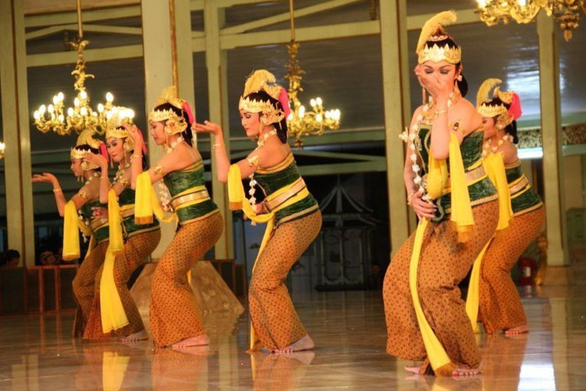 Tari Gambyong, tari tradisional dari Jawa Tengah.