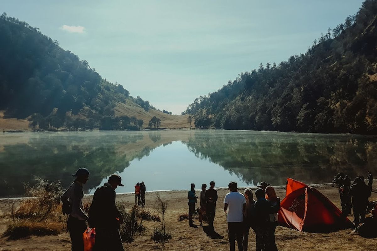 Potret para pendaki di tepi Ranu Kumbolo, Gunung Semeru, Jawa Timur.