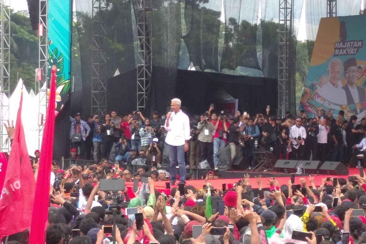 Calon presiden nomor urut 3, Ganjar Pranowo saat berkampanye di lapangan Tegalega, Kota Bandung, Jawa Barat, Minggu (21/1/2024).