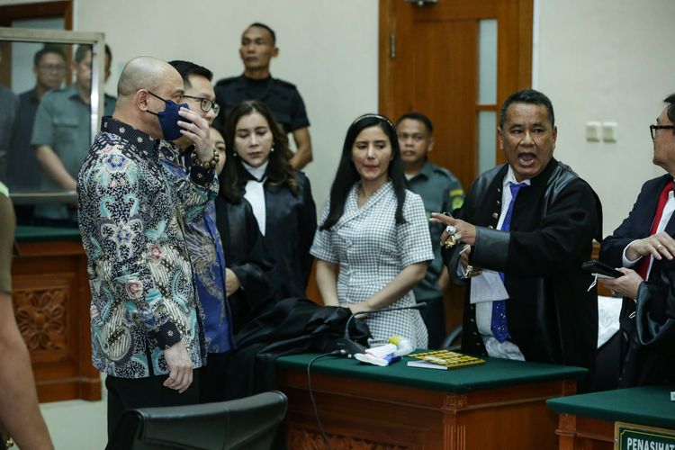 Mantan Kapolda Sumatera Barat Irjen Teddy Minahasa usai menjalani sidang vonis di Pengadilan Negeri Jakarta Barat, Senin (9/5/2023). Majelis hakim menjatuhkan vonis hukuman penjara seumur hidup dalam kasus peredaran narkotika jenis sabu yang menjeratnya.