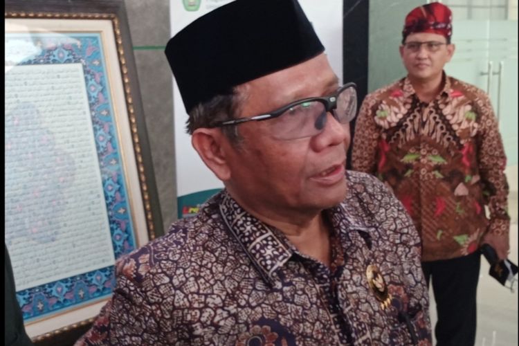 Menteri Koordinator Bidang Politik, Hukum, dan Keamanan (Menko Polhukam), Mahfud MD usai menghadiri kegiatan di Universitas Islam Malang (Unisma) pada Jumat (23/9/2022). 