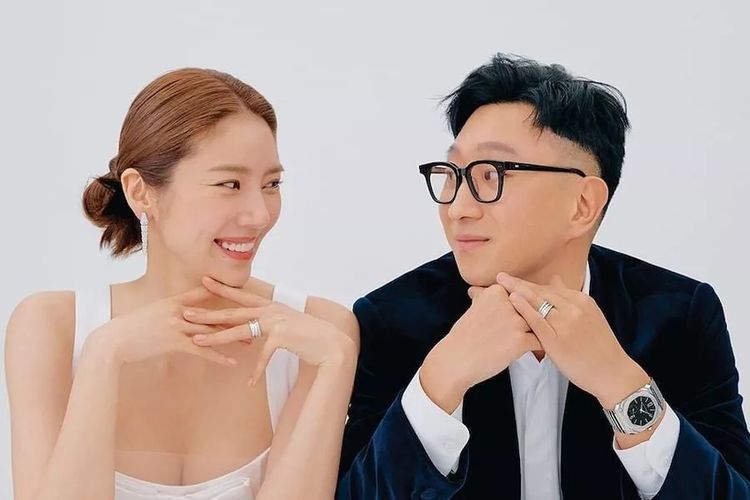 Pasangan Son Dam Bi (kiri) dan Lee Kyu Hyuk, mantan atlet nasional Korea Selatan