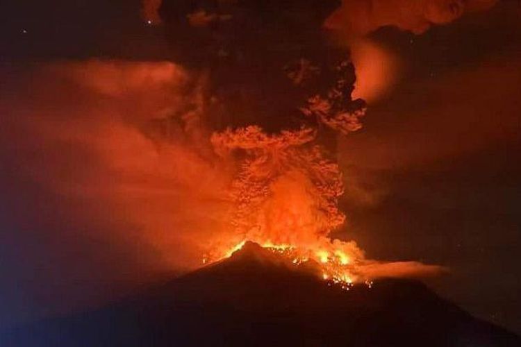 Gunung Ruang mengeluarkan abu vulkanik saat terjadi erupsi di Kabupaten Sitaro, Sulawesi Utara, Rabu (17/4/2024).