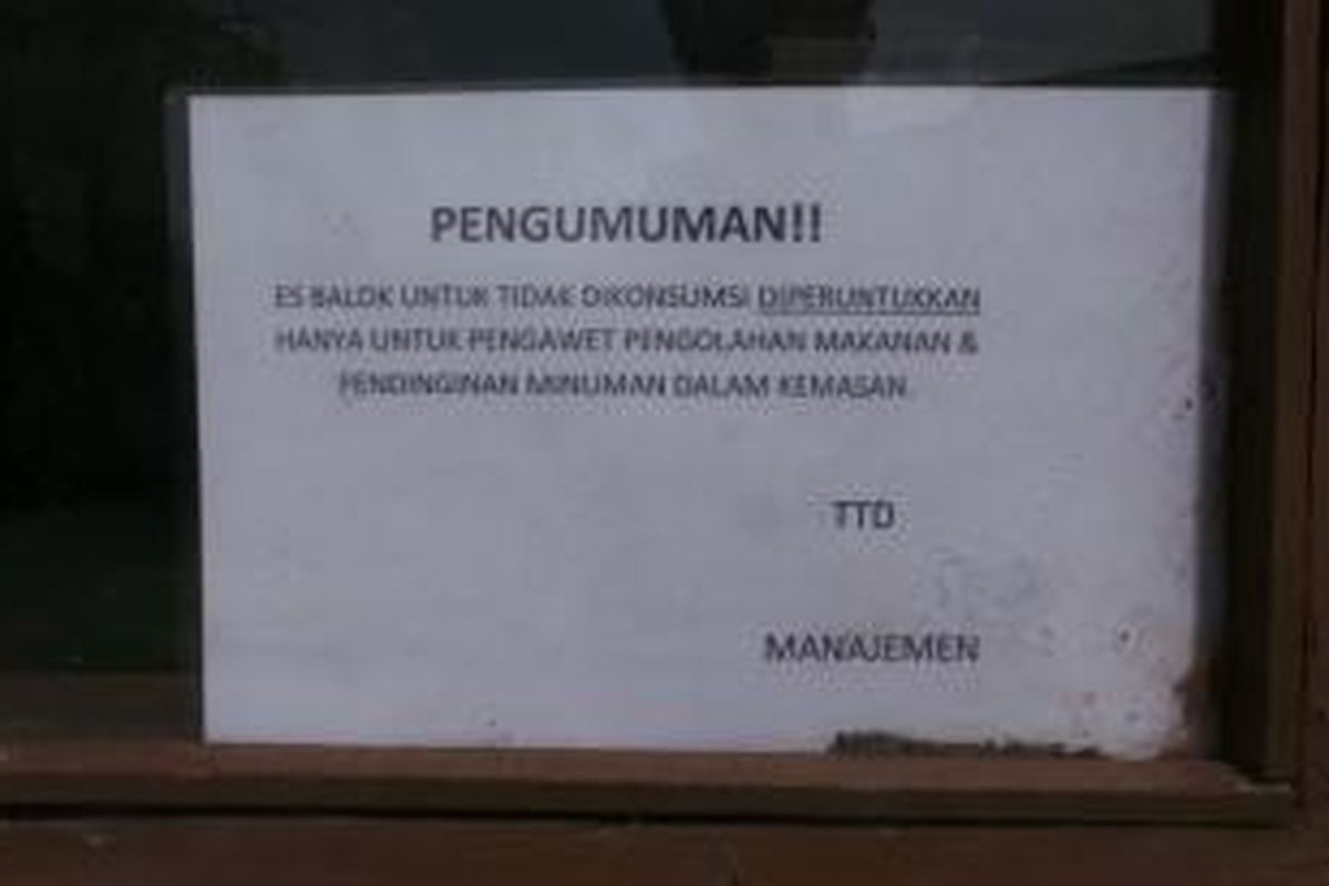 
Pengumuman di kaca pos pabrik es batu yang diduga beracun. Pihak manajemen justru melarang es di perusahaan itu untuk dikonsumsi. Jumat (27/3/2015).