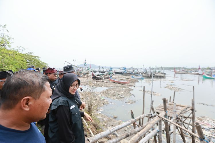 Muara Sungai Penuh Sampah, Nelayan Banyuwangi Kesulitan Cari Ikan