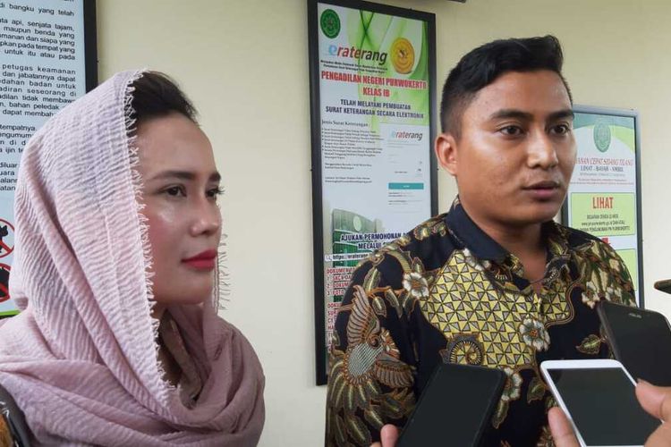 Martin Pratiwi dan kuasa hukumnya Aditya Setiawan seusai sidang di Pengadilan Negeri (PN) Purwokerto, Jawa Tengah, Kamis (12/12/2019).