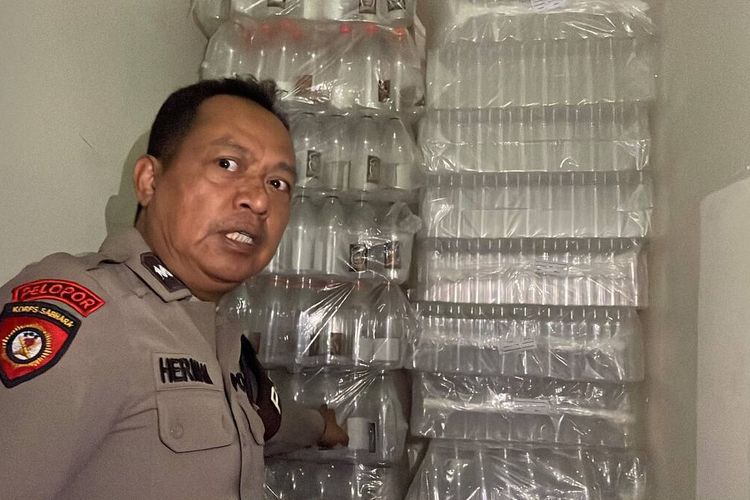 Polisi Bongkar Gudang Miras Ilegal Berkedok Bengkel Etalase di Pameungpeuk Bandung, Ribuan Botol Disita