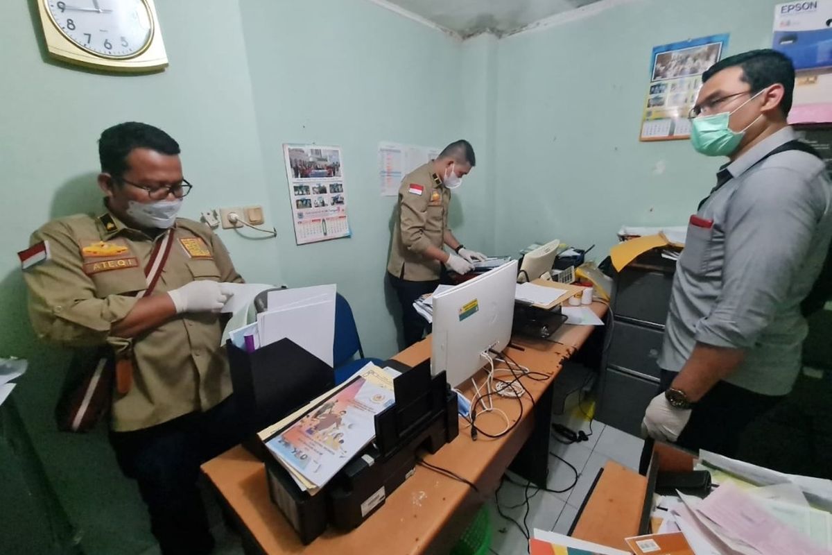 Penyidik dari Kejaksaan Negeri Tangerang Selatan menggeledah kanto sekretariat KONI Kota Tangerang Selatan berkait dugaan penyalahgunaan dana hibah.