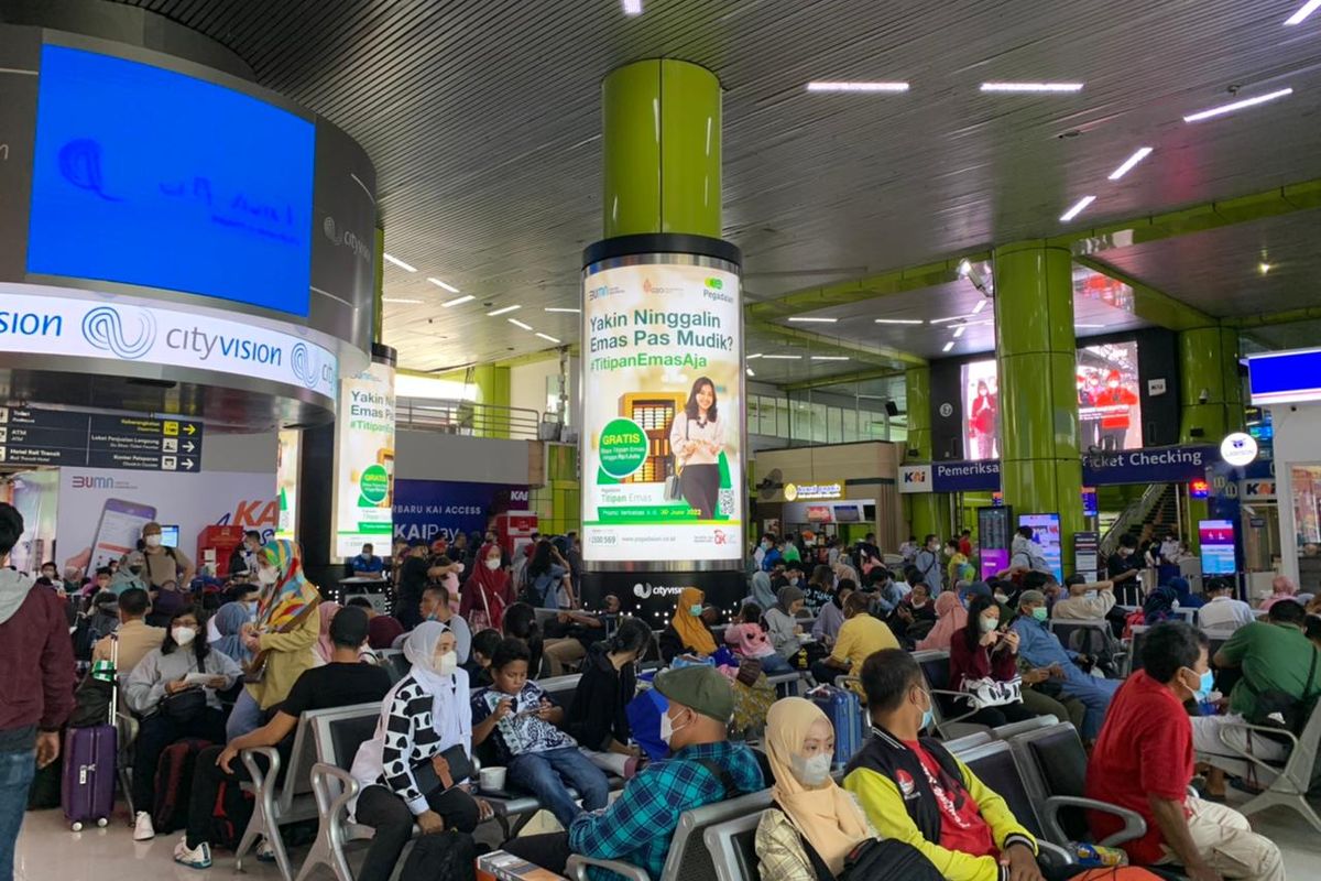 Suasana Stasiun Gambir dipadati penumpang KAJJ yang akan melakukan mudik 2 hari sesudah Lebaran 2022, Kamis (5/5/2022).