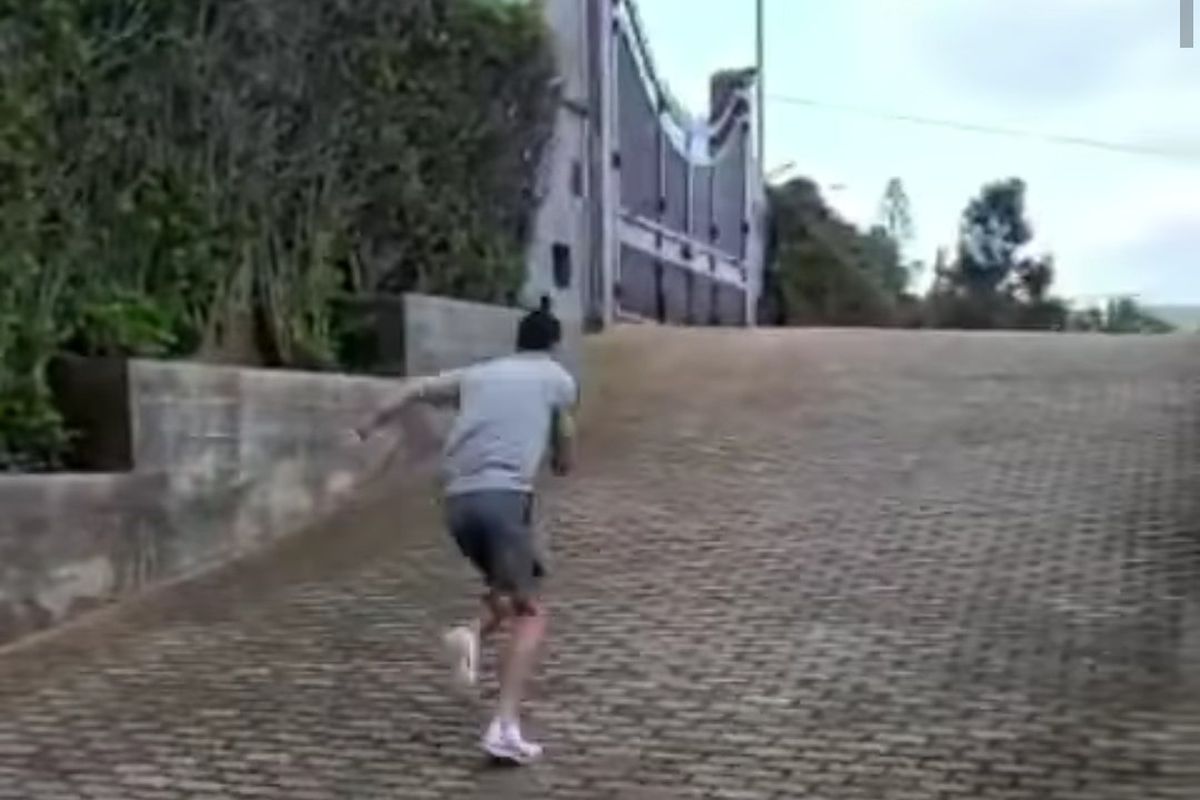 Cristiano Ronaldo melakukan sprint sebagai bagian dari latihan kaki rutinnya.