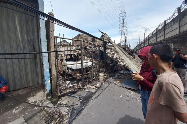 Tino (30), korban kebakaran Depo Pertamina, Plumpang, Jakarta Utara, saat melihat kondisi rumahnya sudah runtuh akibat dilalap api.
