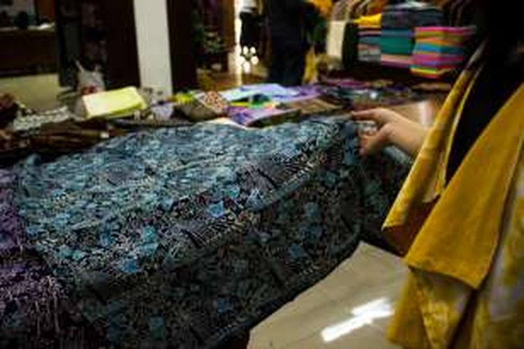 Salah satu motif batik khas Bandung, yakni motif Pasupati digabungkan dengan buka patrakomala, karya Rumah Batik Komar, Bandung.