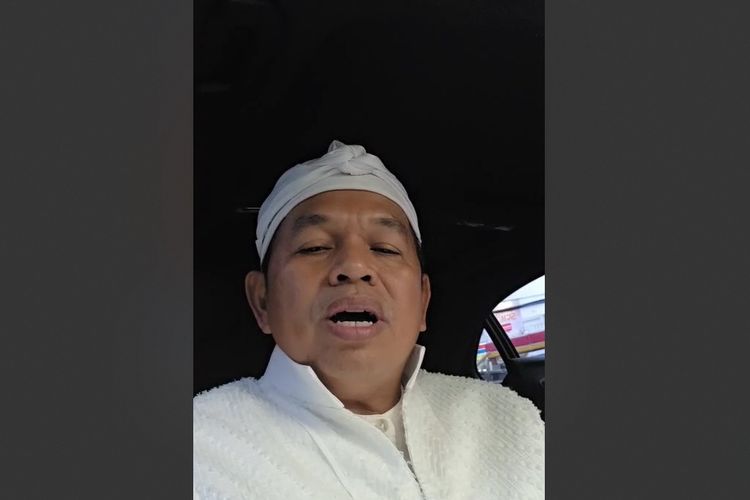 Gubernur Jawa Barat Dedi Mulyadi dalam perjalanan menuju Garut pasca-tewasnya tiga orang dalam acara syukuran pernikahan putranya, Mualana Akbar Habibie dengan Wakil Bupati Garut Putri Karlina, Jumat (18/7/2025).