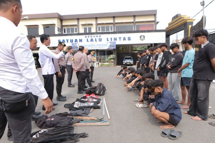 Polres Lamongan Amankan 26 Pemuda Diduga Hendak Tawuran, Bawa Kayu Balok Hingga Ruyung