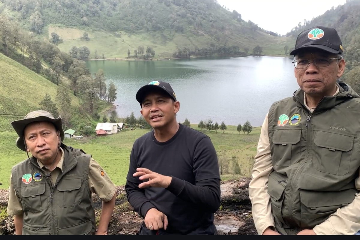 Menteri Kehutanan Republik Indonesia Raja Juli Antoni meresmikan Jalur Pendakian Gunung Semeru di Ranu Kumbolo, Kabupaten Lumajang, Jawa Timur, Senin (23/12/2024)