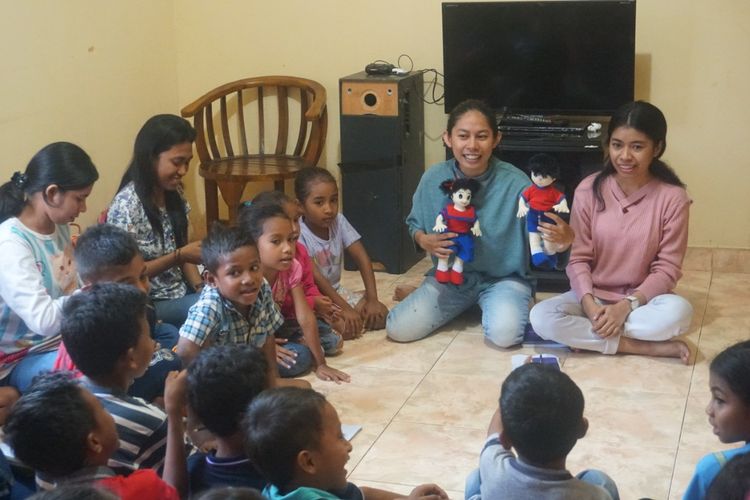 Anak-anak di Nusa Tenggara Timur (NTT) tengah mengikuti edukasi hak kesehatan seksual dan reproduksi bersama Mariana Yunita Hendriyani Opat (membawa boneka) yang diadakan oleh Komunitas Tenggara sebelum pandemi Covid-19 melanda. 