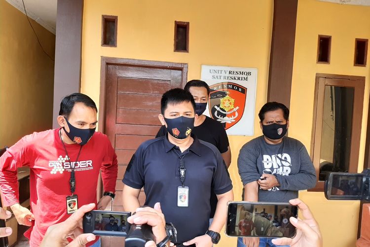 Kasat Reskrim Polres Lebak AKP David Adhi saat memberikan keterangan pengungkapan kasus jenazah bocah perempuan dikubur dengan pakaian lengkap, Minggu (13/9/2020)