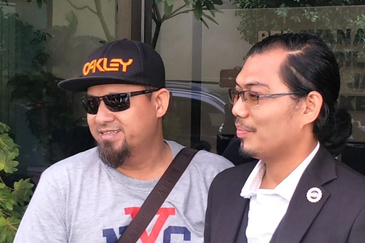 Kakak kandung Saipul Jamil, Samsul Hidayatullah dan advokat Dedi DJ saat ditemui di Pengadilan Negeri Jakarta Utara, Senin (21/1/2019).