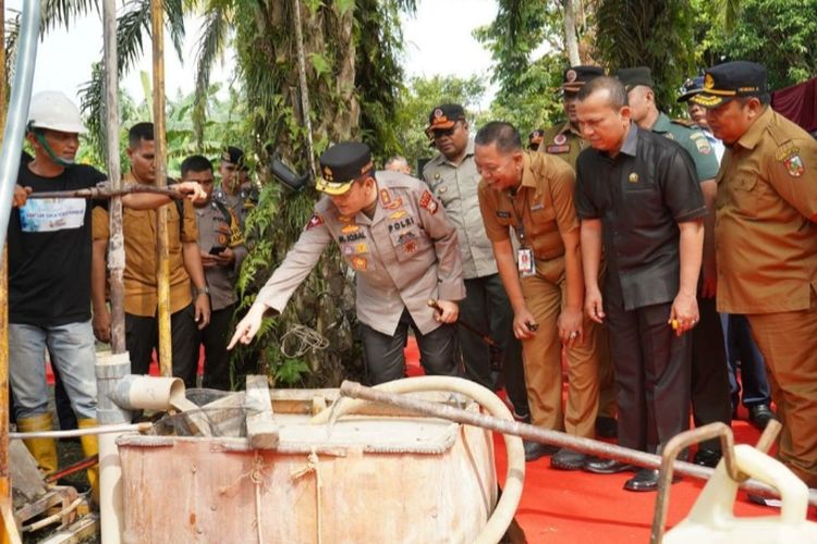 Kapolda Riau Irjen Muhammad Iqbal memperlihatkan bantuan pembuatan sumur bor untuk warga yang kesulitan mendapatkan air bersih, di Kelurahan Muara Fajar Timur, Kecamatan Rumbai Barat, Kota Pekanbaru, Riau, Selasa (29/8/2023).