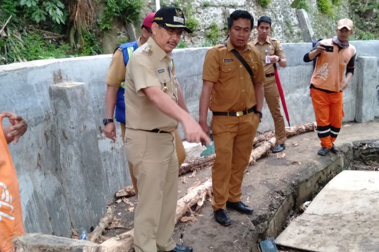 Walikota  Jakarta Selatan, Marrulah  tinjau lokasi jebolnya tanggul Jatipadang,Pasar Minggu, Jakarta Selatan, Senin (1/4/2019/