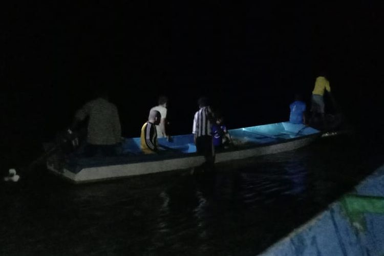 Warga Desa Kurwar Raya Kecamatan Kesui Watubela, Kabupaten Seram Bagian Timur, Maluku mencari soerang bocah yang hilang di laut, Selasa malam (5/7/2022)