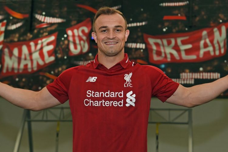 Xherdan Shaqiri mengenakan seragam Liverpool seusai diperkenalkan sebagai rekrutan anyar pada Jumat (!3/7/2018).