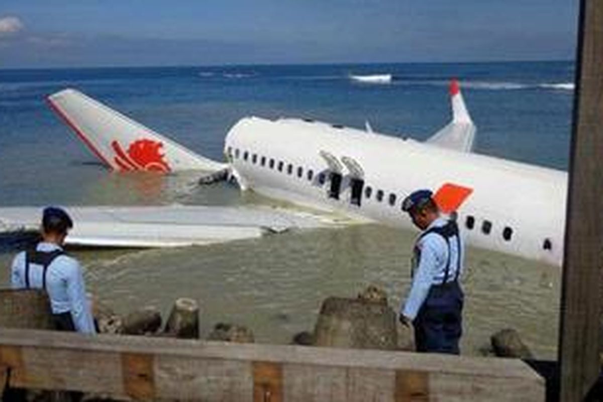 Pesawat Boeing 737-800 milik Lion Air masih mengapung di laut sebelah barat ujung landasan Bandara Ngurah Rai, Denpasar, Minggu (14/4/2013).