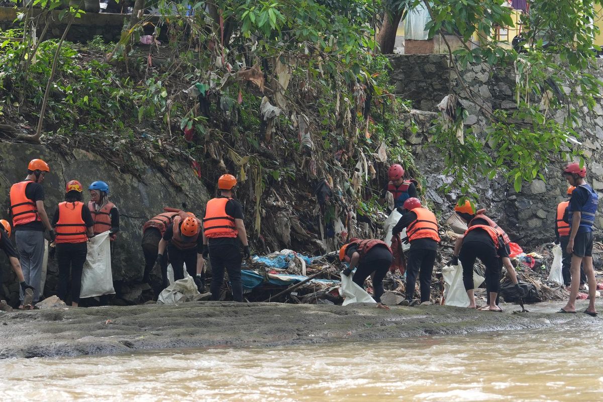 Program River Clean Up merupakan aksi bersih-bersih dan konservasi sungai Ciliwung, untuk memperingati Hari Lingkungan Hidup 2024. 