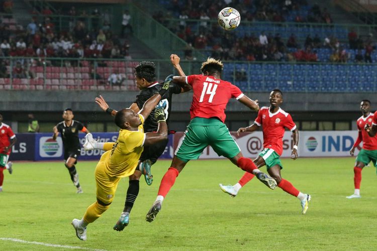 Pemain timnas Indonesia, Edo Febriansah berusaha berebut bola dengan pemain timnas Burundi, Nshimirimana Jospin saat pertandingan FIFA Matchday di Stadion Patriot Candrabhaga, Bekasi, Selasa (28/3/2023). Burundi ditahan imbang dengan skor 2-2.