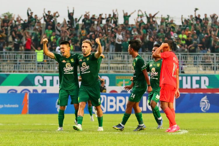 Pemain Persebaya Surabaya, Sho Yamamoto dan Ze Valente, selebrasi seusai menjebol gawang Borneo FC saat pertandingan pekan ke-22 Liga 1 2022-2023 yang berakhir dengan skor 3-2 di Stadion Gelora Joko Samudro Gresik, Jumat (3/2/2023) sore. Terkini, Sho Yamamoto dan Ze Valente tampil gemilang dalam laga Persebaya vs PSS Sleman, Senin (13/2/2023).