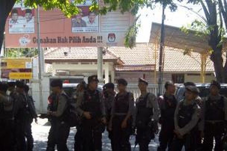 Ratusan polisi mengamankan kantor KPU Jatim, Senin (11/8/2014).