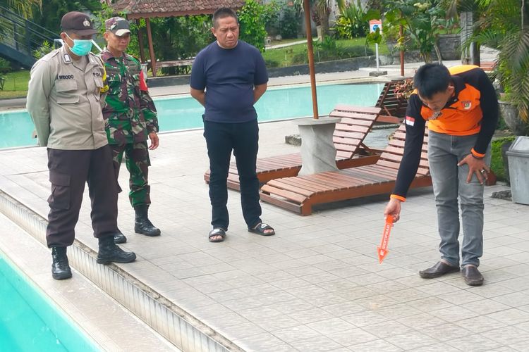 Polisi saat melakukan olah TKP dua wisawatan yang tewas tenggelam di kolam renang hotel di Banyuwangi, Minggu (24/12/2023)