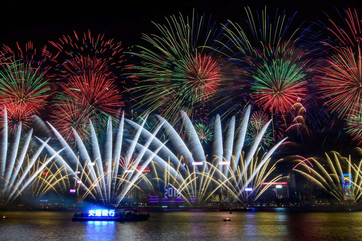 Pesta kembang api di Victoria Harbour pada perayaan sambut tahun baru di Hongkong, Selasa (1/1/2019).