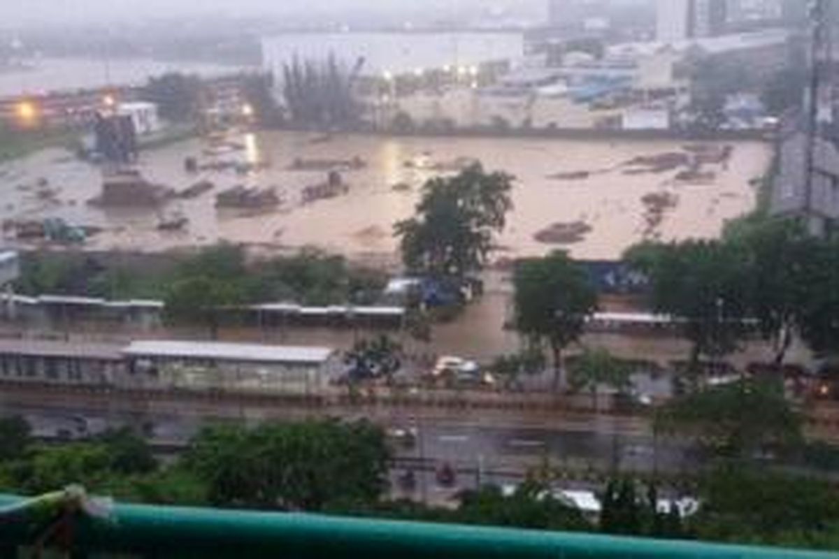 Akibat genangan banjir setinggi 30-40 cm di jalur lambat Jl. Letjen Suprapto, Jakpus, arus lalu lintas sementara dialihkan ke jalur cepat. Informasi dari pengguna Twitter citrahandayani diteruskan Twitter TMC Polda Metro Jaya.