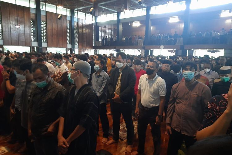 YPM Salman ITB bersama Fakultas Teknik Mesin dan Dirgantara (FTMD) ITB serta Ikatan Alumni ITB Jawa Barat menggelar salat gaib  untuk Emmeril Khan Mumtadz (Eril), Mahasiswa Teknik Mesin ITB yang merupakan putra Gubernur Jabar, Ridwan Kamil di Masjid Salman, Kota Bandung, Jawa Barat, Jumat (3/6/2022).