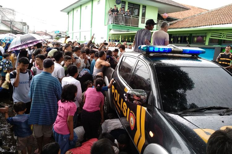 Tim Inafis Polres Tasikmalaya Kota sedang mengevakuasi temuan mayat perempuan berseragam Pramuka di drainase depan gerbang SMPN 6 Tasikmalaya, Senin (27/1/2020).