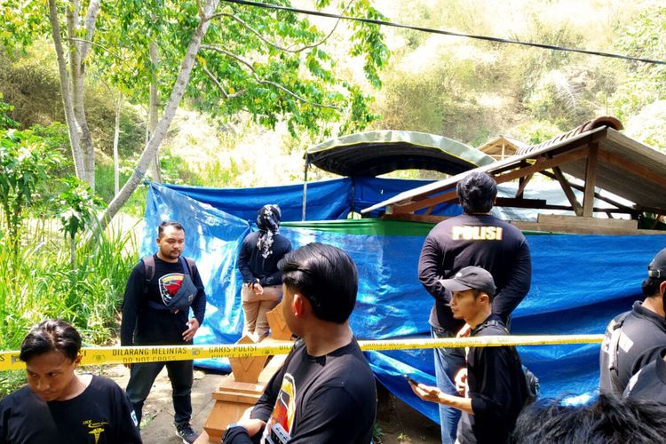Personel Satreskrim Polres Blitar Kota berjaga di sekitar pusara makam M Keisa Anwar Alfairus (13) dimana tim dokter forensik dari RS Bhayangkara Kediri sedang melakukan autopsi, Jumat (4/10/2024) pagi.