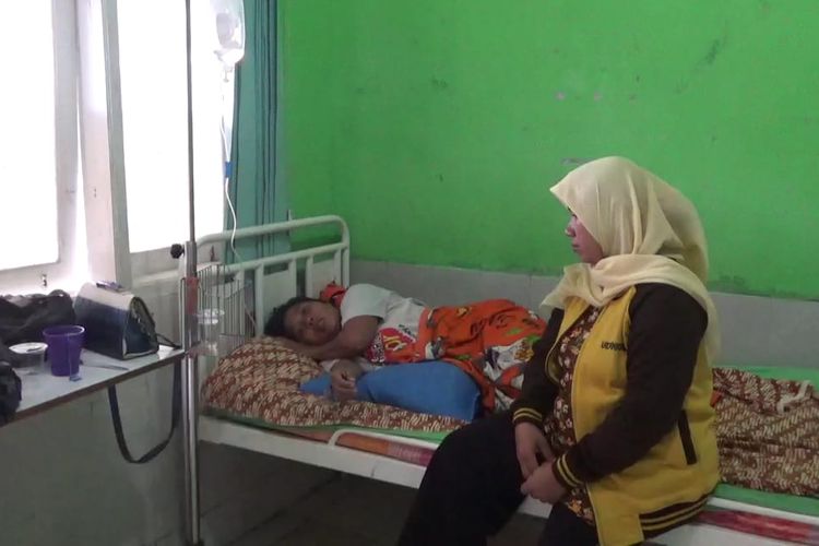 Seorang pasien korban diduga keracunan pindang ikan mas saat menjalani perawatan di Puskesmas Sindangbarang, Cianjur, Jawa Barat. 52 orang warga setempat mengalami keracunan dan dua diantaranya meninggal dunia
